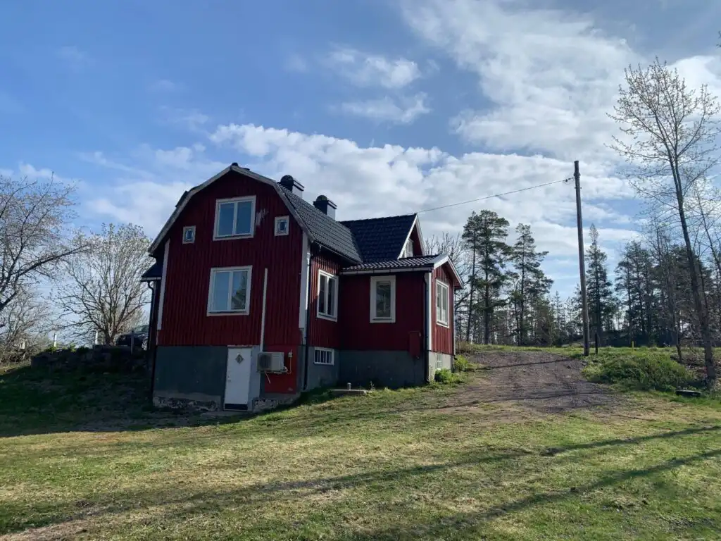 Außenansicht von Hus Anna in Berga – Ferienhaus in Småland nahe Badesee