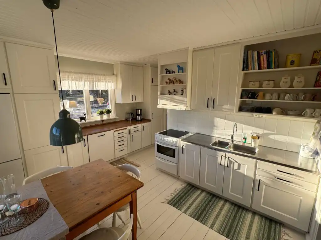 Küche mit Kochinsel im Ferienhaus Hus Hörnsö – helle Küche im renovierten Schwedenhaus