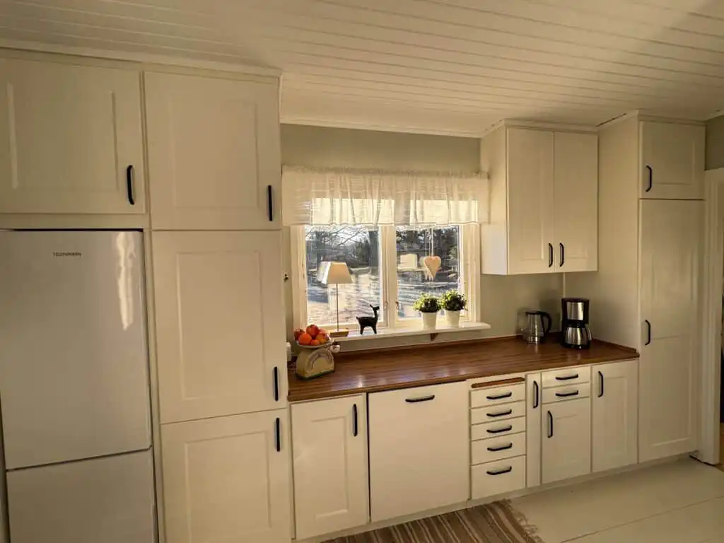 Küche mit Fensterblick im Ferienhaus Hus Hörnsö – moderne Einbauküche im Ferienhaus
