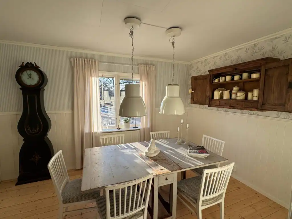 Essbereich und Küche im Ferienhaus Hus Hörnsö – offener Wohn- und Essbereich