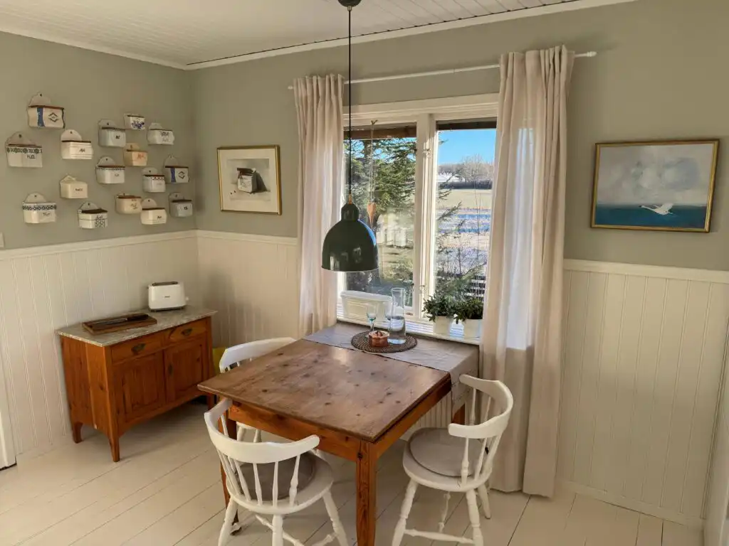 Küche im Ferienhaus Hus Hörnsö – moderne Landhausküche im komplett renovierten Schwedenhaus