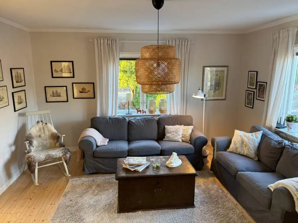 Wohnzimmer im Ferienhaus Hus Hörnsö – gemütlicher Wohnbereich mit skandinavischer Einrichtung