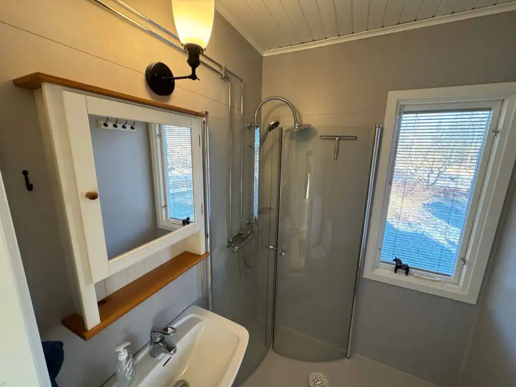 Badezimmer mit Dusche im Ferienhaus Hus Hörnsö – renoviertes Badezimmer im Ferienhaus