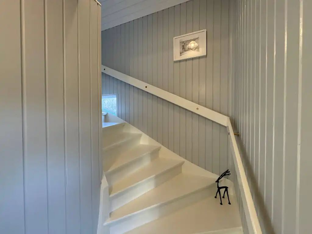 Treppenaufgang im Ferienhaus Hus Hörnsö – Zugang zum oberen Wohnbereich