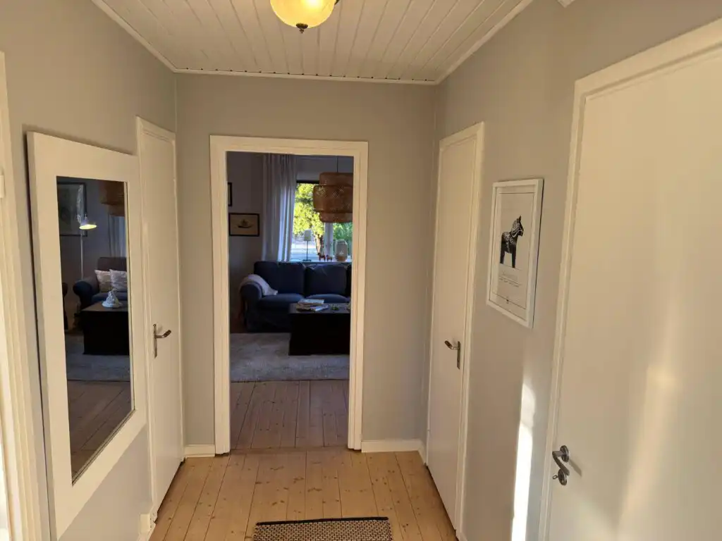Flur im Ferienhaus Hus Hörnsö – heller Eingangsbereich im Ferienhaus
