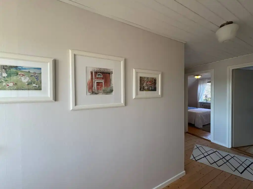 Flur im Ferienhaus Hus Hörnsö – heller Eingangsbereich im renovierten Schwedenhaus
