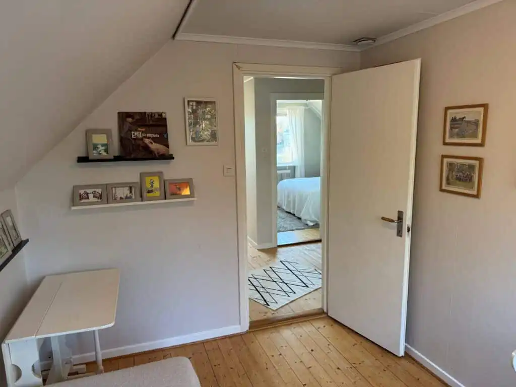Schlafzimmer im Ferienhaus Hus Hörnsö – gemütliches Schlafzimmer mit Doppelbett