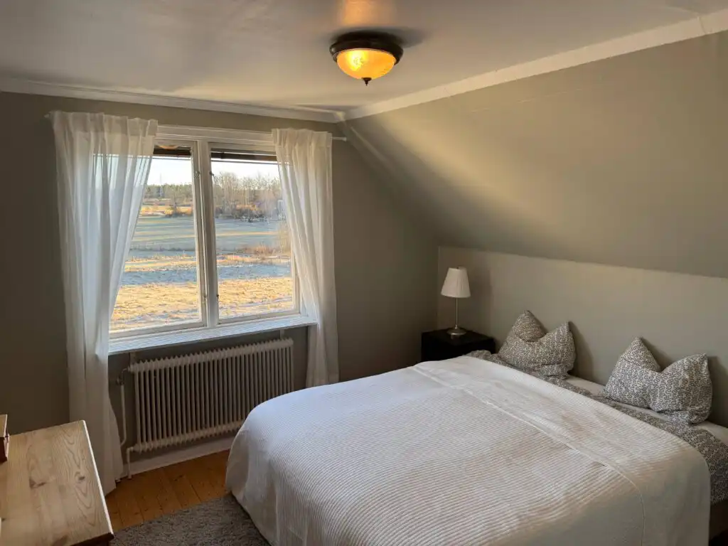 Schlafzimmer mit Dachschräge im Ferienhaus Hus Hörnsö – ruhiger Schlafbereich