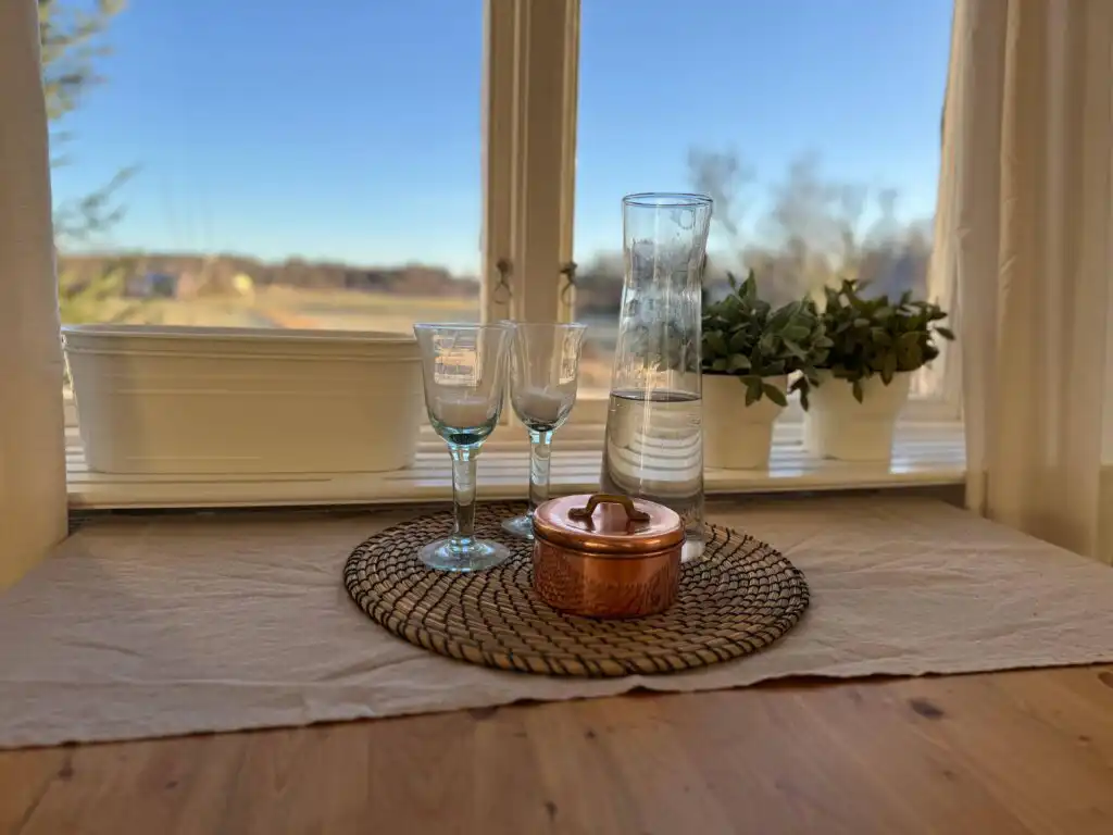 Essbereich im Ferienhaus Hus Hörnsö – großer Esstisch im offenen Wohnbereich