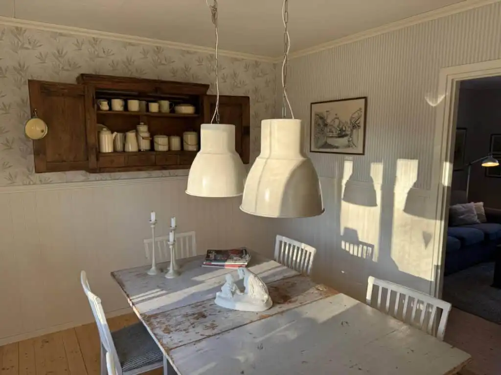 Essbereich mit Blick ins Wohnzimmer im Ferienhaus Hus Hörnsö – gemütlicher Wohnraum