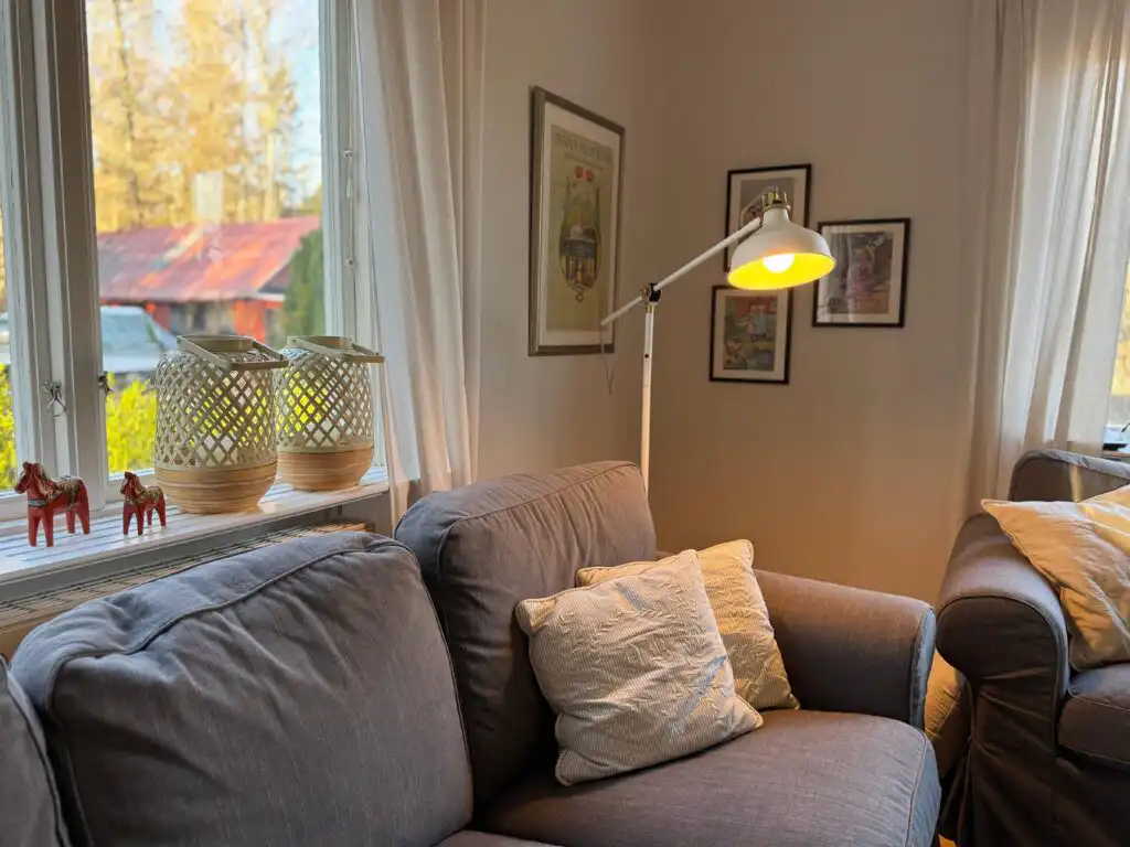 Wohnzimmer mit Sofa im Ferienhaus Hus Hörnsö – gemütlicher Wohnbereich im Naturpark Hörnsö
