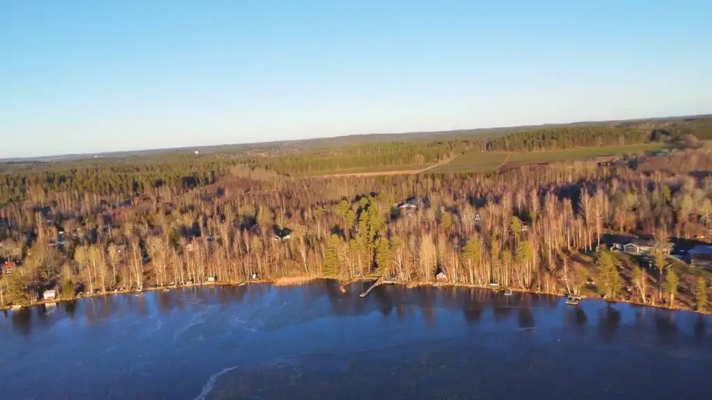 Vogelperspektive auf die Seenlandschaft bei Storebro nahe Vimmerby