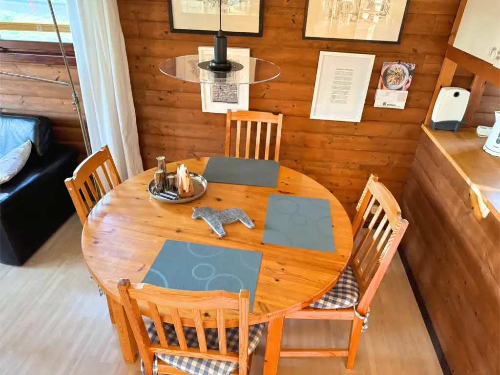 Wohnzimmer mit Holzinterieur in Stuga Sjögolf in Småland