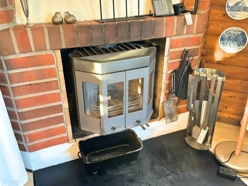 Kaminofen im Wohnzimmer von Stuga Sjögolf nahe Vimmerby