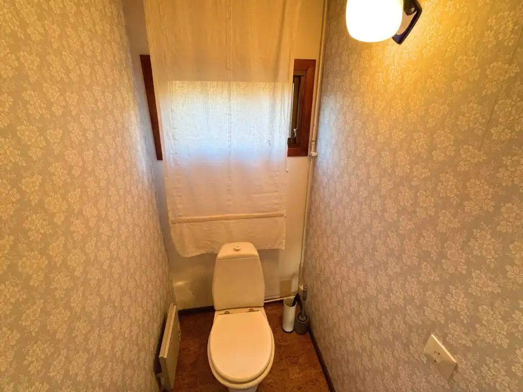 Gäste-WC im Ferienhaus Stuga Sjögolf in Storebro