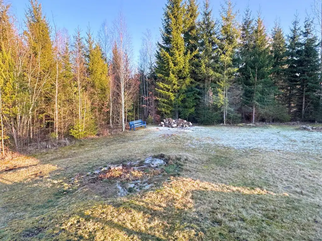 Naturgrundstück bei Stuga Sjögolf in Storebro nahe See