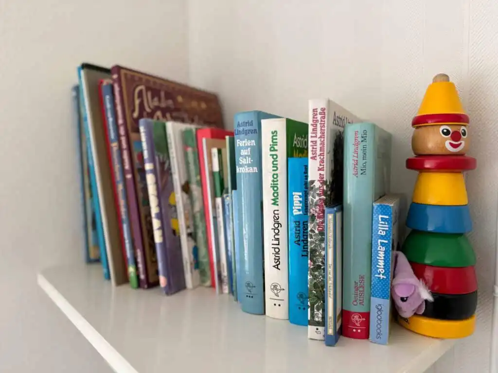 Bücherregal im Ferienhaus Hus Anna in Berga – gemütliches Ferienhaus für Familien in Småland