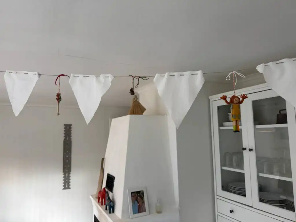 Dekoratives Detail im Schlafzimmer des Ferienhauses Hus Anna in Berga – typisch schwedischer Stil