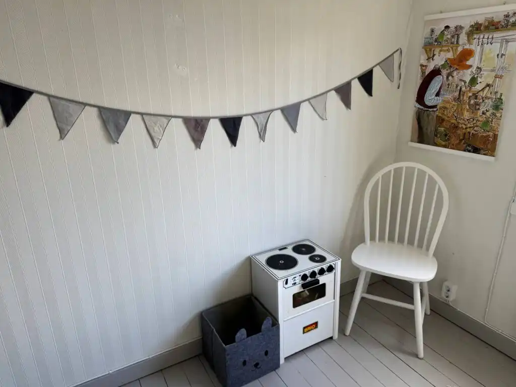 Kinderzimmer mit Spielecke im Ferienhaus Hus Anna in Berga – Ferienhaus in Småland