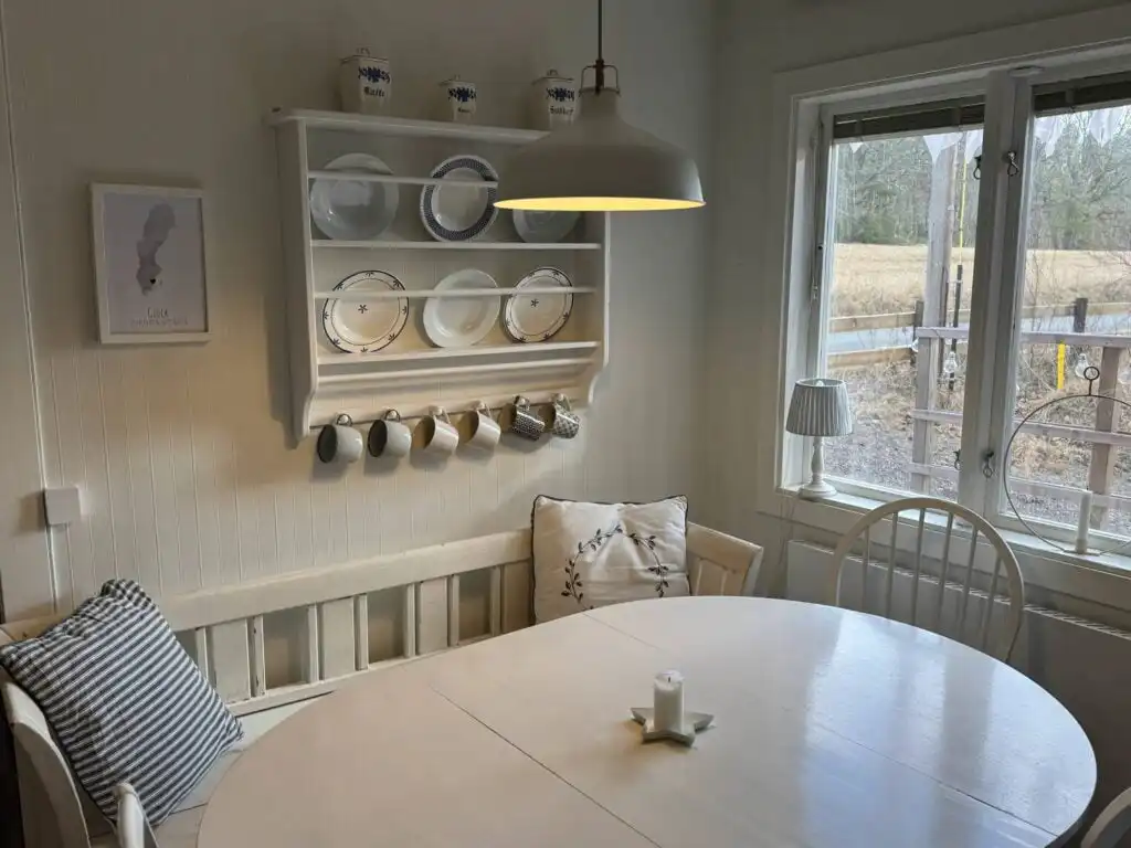 Essbereich mit Blick nach draußen im Ferienhaus Hus Anna in Berga – Ferienhaus in Småland
