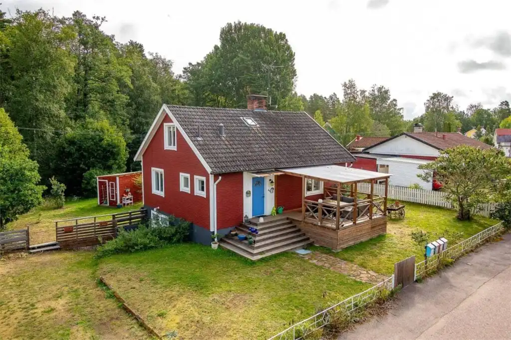 Hauptansicht vom Ferienhaus Hus Kolstigen – rotes Schwedenhaus in Fågelfors in Småland