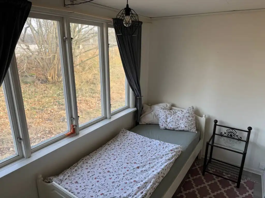 Schlafzimmer mit Einzelbett im Ferienhaus Hus Blommenshöns bei Ruda – Ferienhaus in Småland