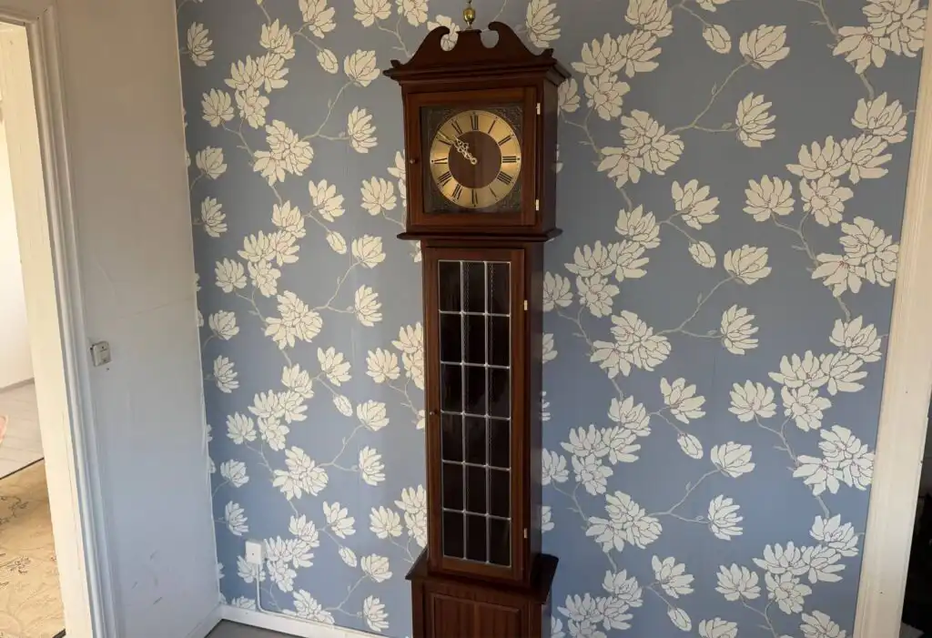 Wohnzimmerdetail mit schwedischer Standuhr im Ferienhaus Hus Blommenshöns bei Ruda – typischer Stil aus Småland
