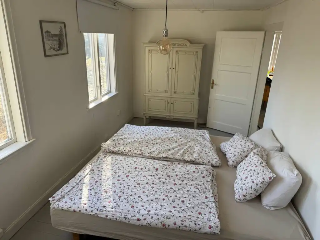 Schlafzimmer mit Doppelbett im Ferienhaus Hus Blommenshöns bei Ruda – gemütliches Ferienhaus in Småland