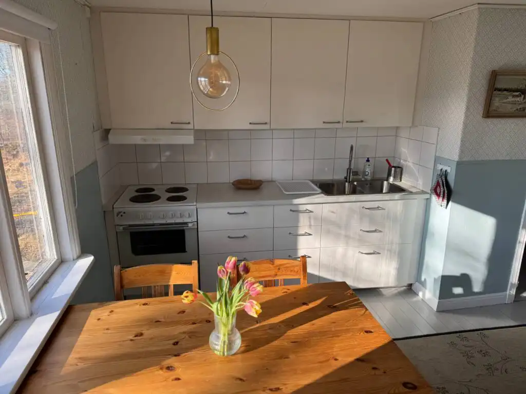 Küchenbereich im Ferienhaus Hus Blommenshöns bei Ruda – charmantes Ferienhaus in Småland