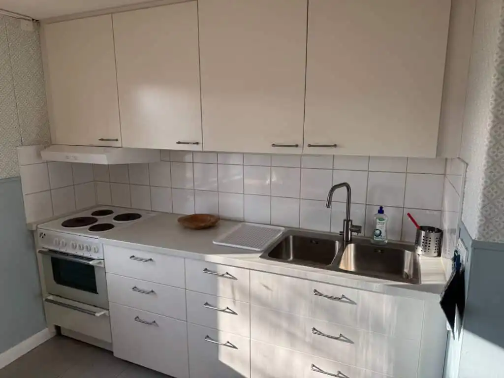 Küchenbereich im Ferienhaus Hus Blommenshöns bei Ruda – charmantes Ferienhaus in Småland