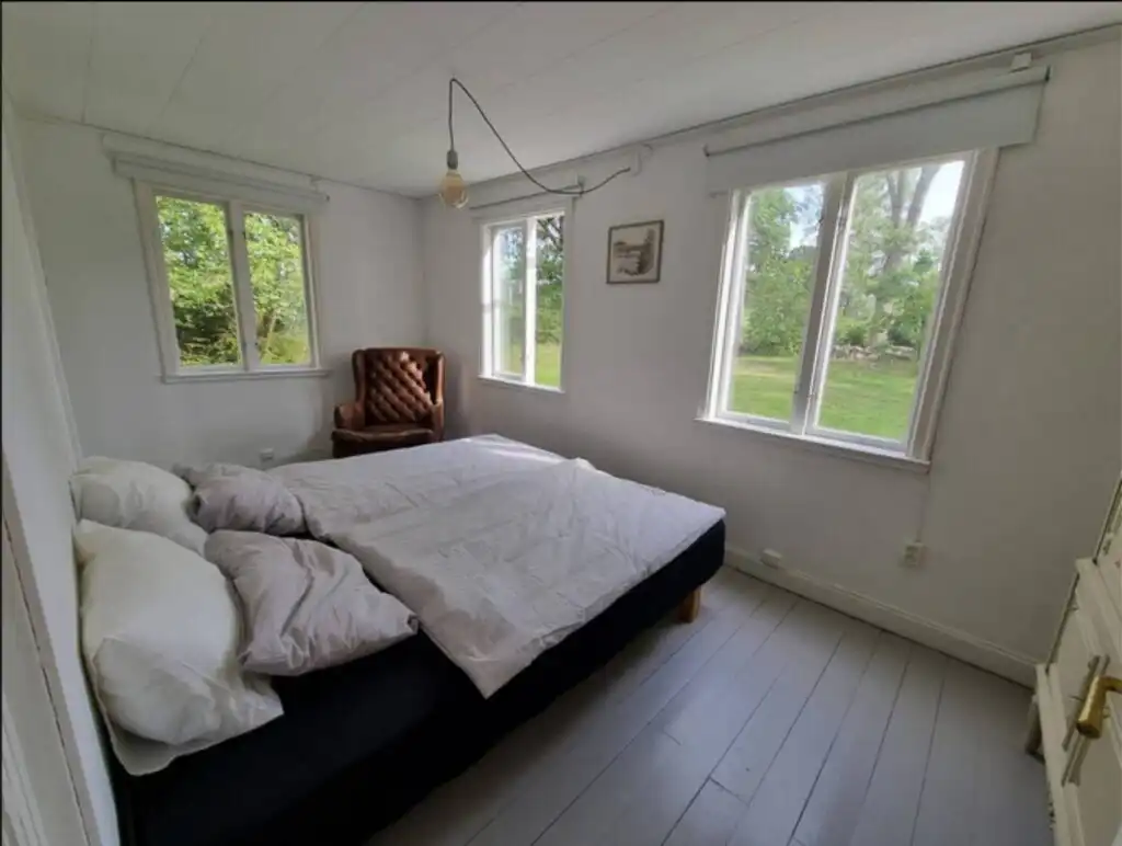 Helles Schlafzimmer im Ferienhaus Hus Blommenshöns bei Ruda – Natururlaub in Småland
