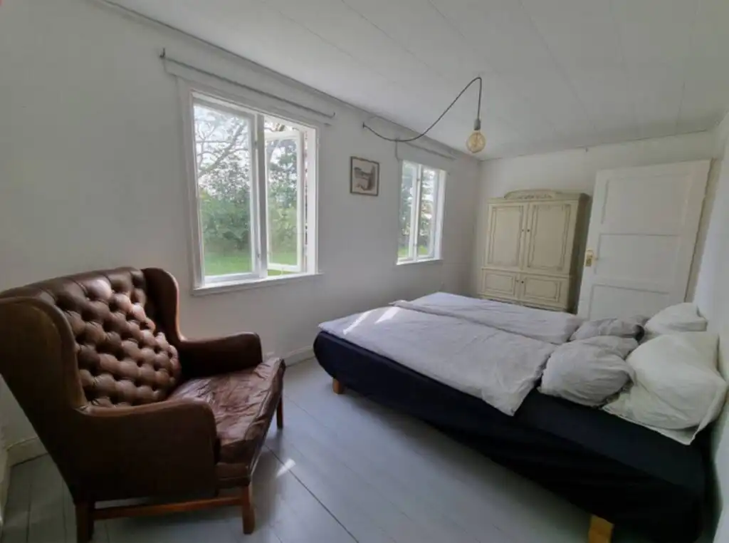 Schlafzimmer mit Sitzbereich im Ferienhaus Hus Blommenshöns bei Ruda – Ferienhaus in Småland