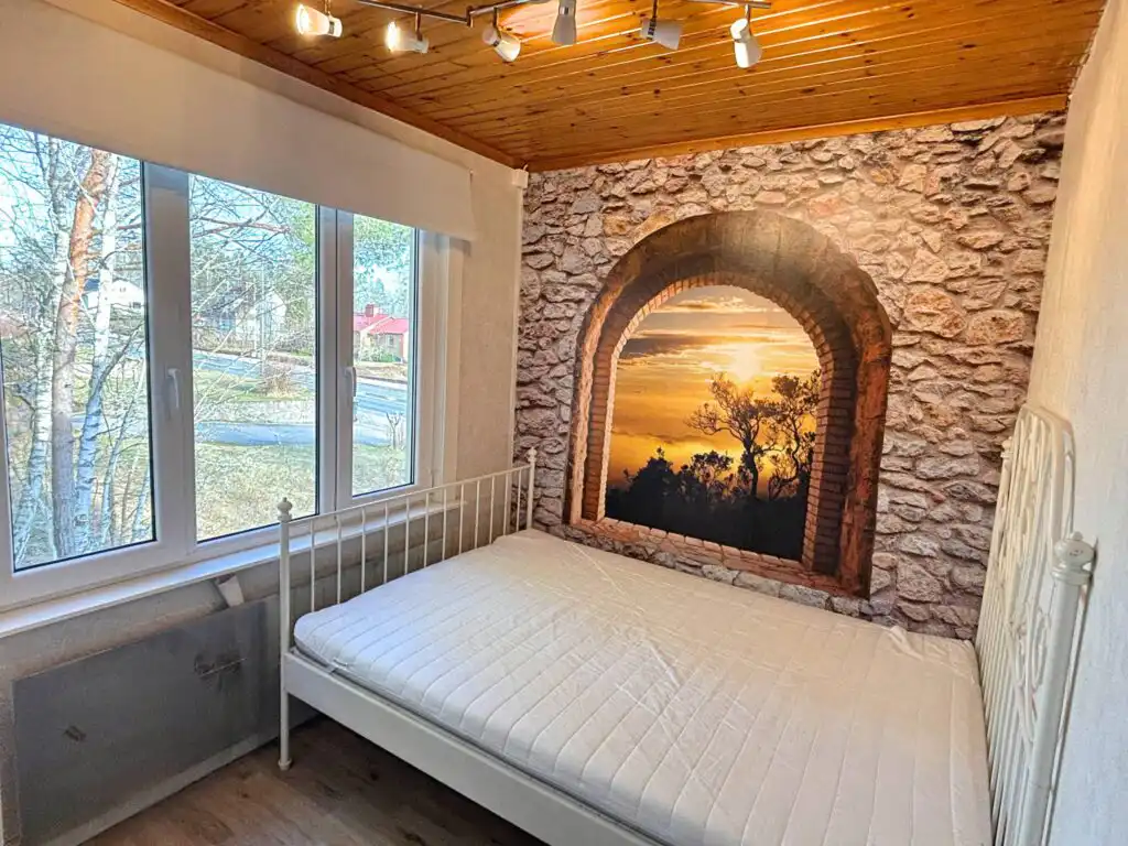 Schlafzimmer mit Kamin im Ferienhaus beim Michel in Järnforsen – gemütliches Ferienhaus in Småland