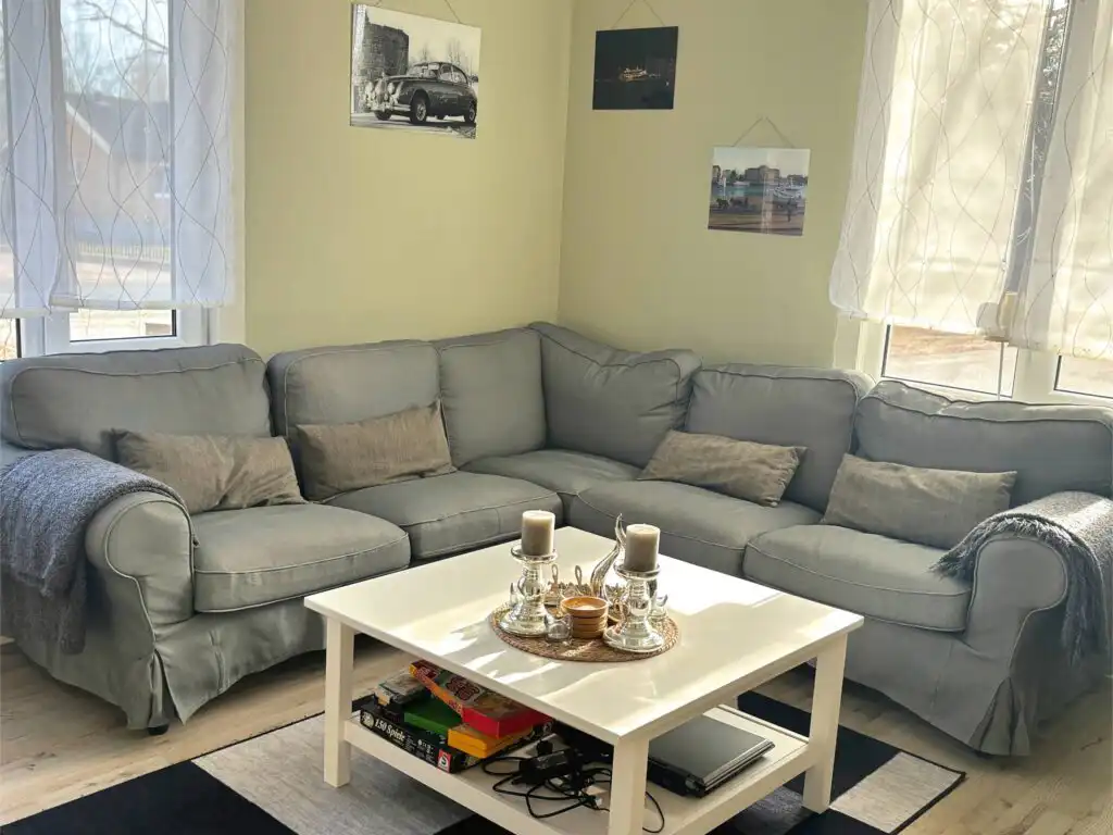 Wohnzimmer mit Sofa im Ferienhaus beim Michel in Järnforsen – Ferienhaus in Småland nahe Astrid Lindgrens Värld