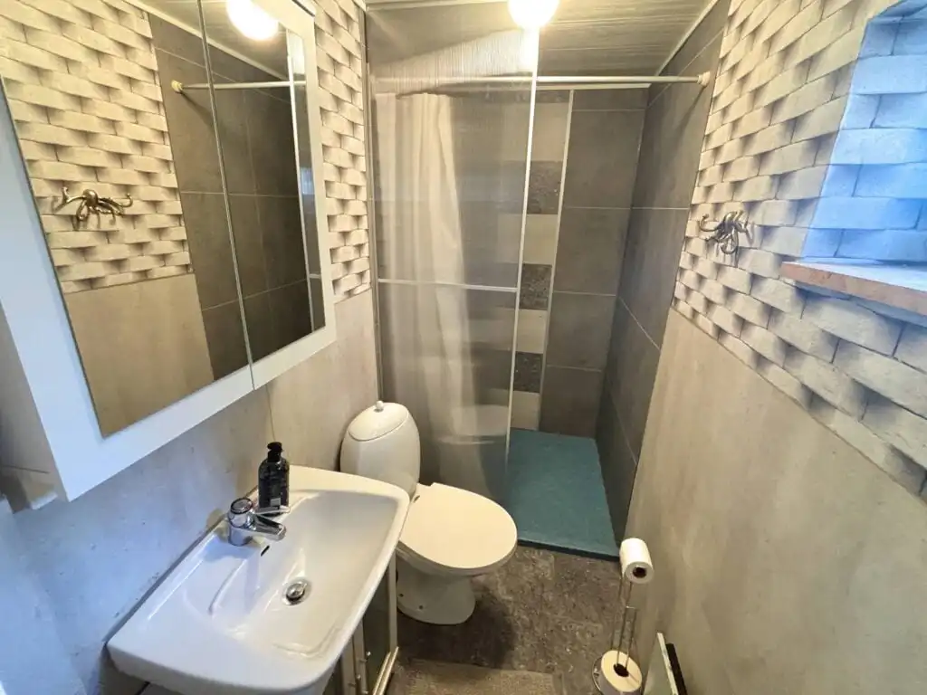 Badezimmer im Ferienhaus beim Michel in Järnforsen – Ferienhaus in Småland