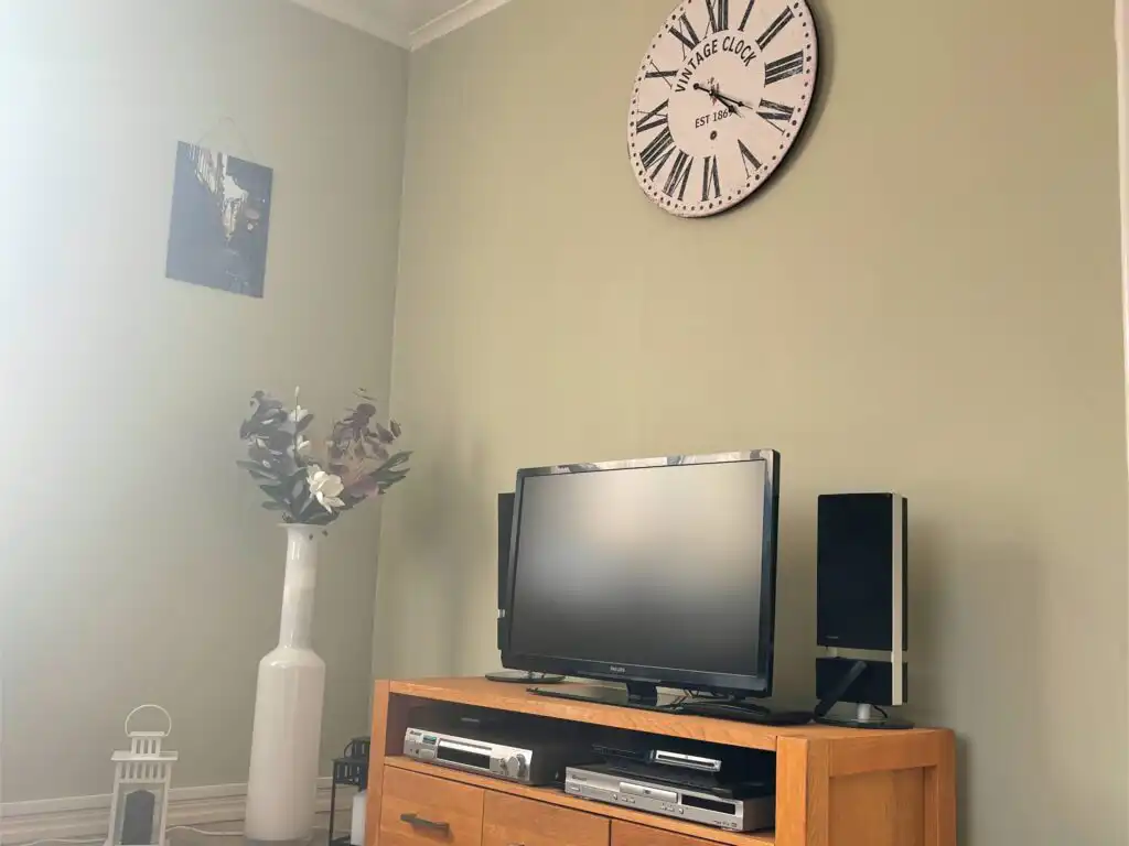 Wohnzimmer mit Fernseher im Ferienhaus beim Michel in Järnforsen