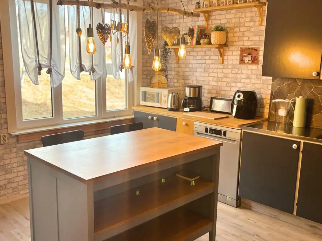 Moderne Küche im Ferienhaus beim Michel in Järnforsen – Urlaub nahe Astrid Lindgrens Värld