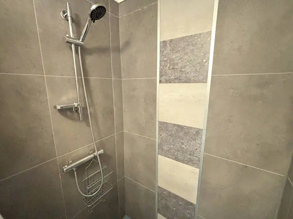 Badezimmer mit Dusche im Ferienhaus beim Michel in Järnforsen