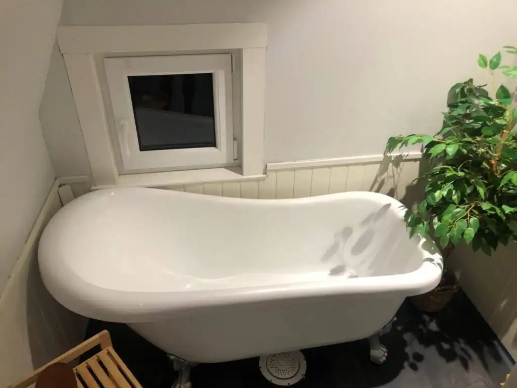 Badezimmer mit Badewanne im Ferienhaus beim Michel in Järnforsen – Ferienhaus in Småland