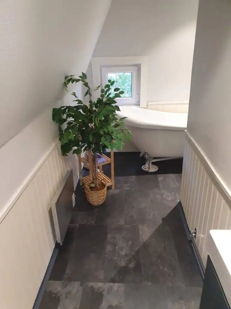 Modernes Badezimmer im Ferienhaus beim Michel in Järnforsen – Urlaub in Småland