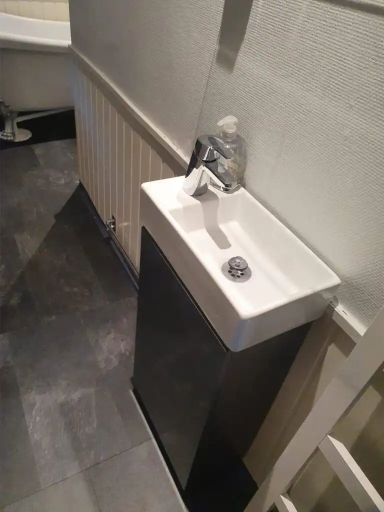 Badezimmer mit Waschbecken im Ferienhaus beim Michel in Järnforsen – Ferienhaus in Småland