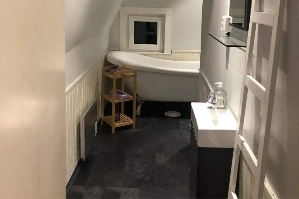 Badezimmer im Ferienhaus beim Michel in Järnforsen – Urlaub nahe Astrid Lindgrens Värld