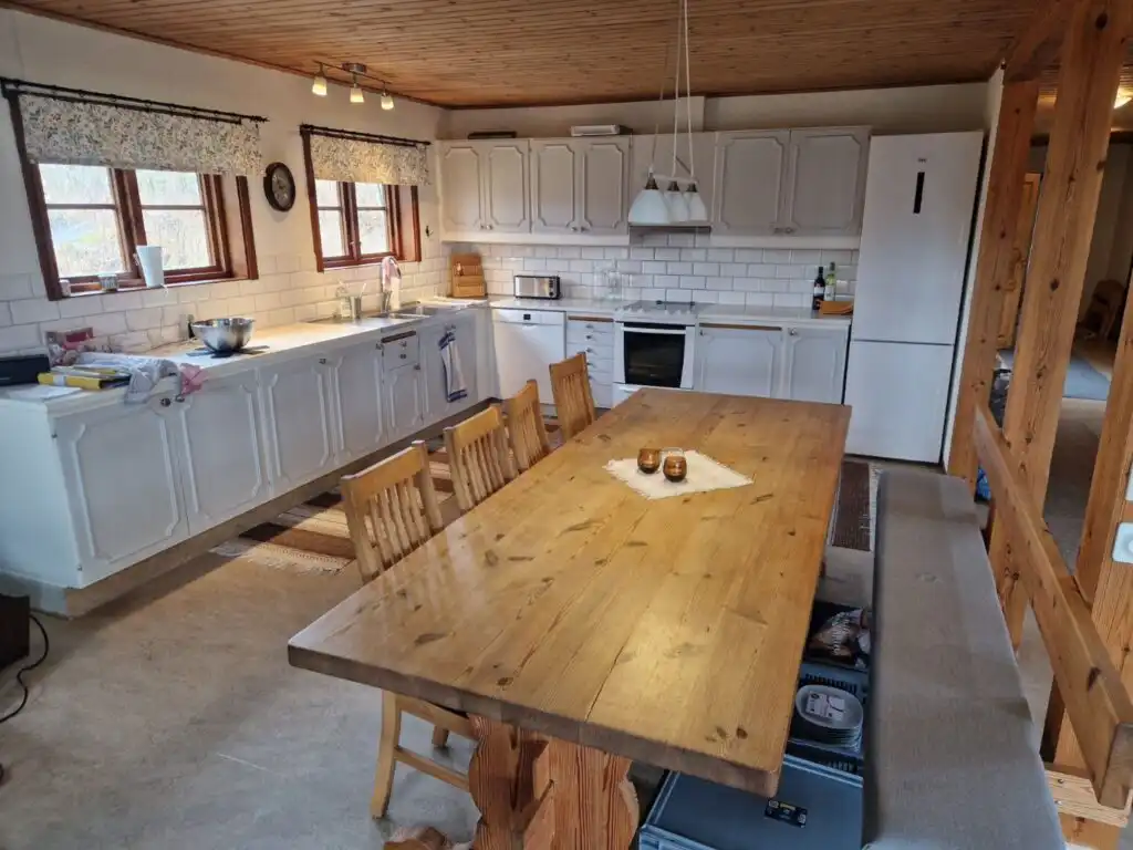 Großzügige Wohnküche mit langer Arbeitsfläche – Ferienhaus Villa Lisbeth in Osby nahe IKEA Museum Älmhult