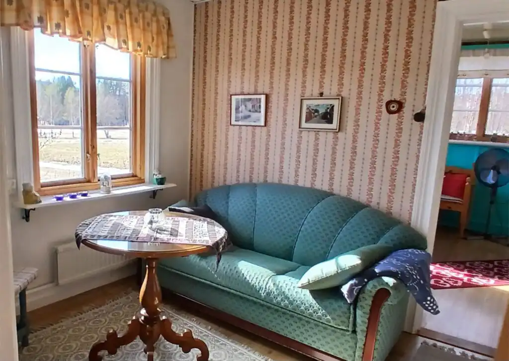 Wohnzimmer mit Sofa im Ferienhaus Hus Hammarstrand – gemütlicher Aufenthaltsraum
