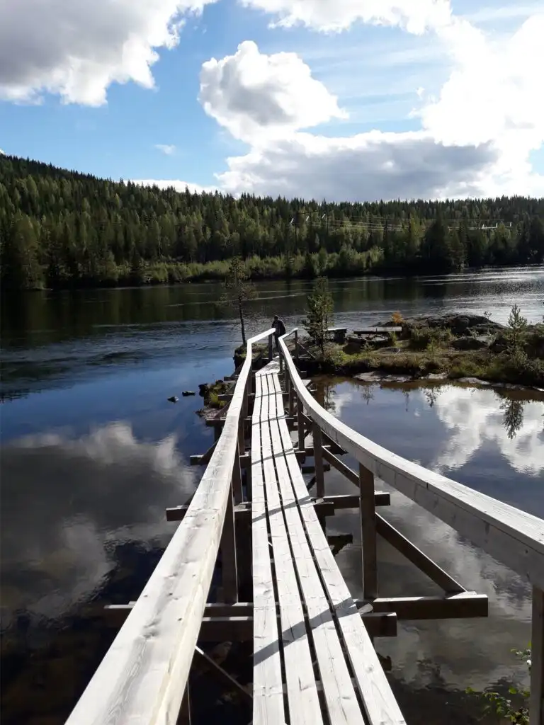 Steg am See bei Hammarstrand – Holzsteg mit Blick über den See in Jämtland