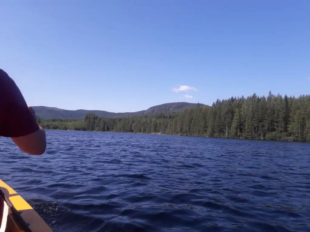 Boot auf dem See bei Hammarstrand – Wasser und Natur in Jämtland
