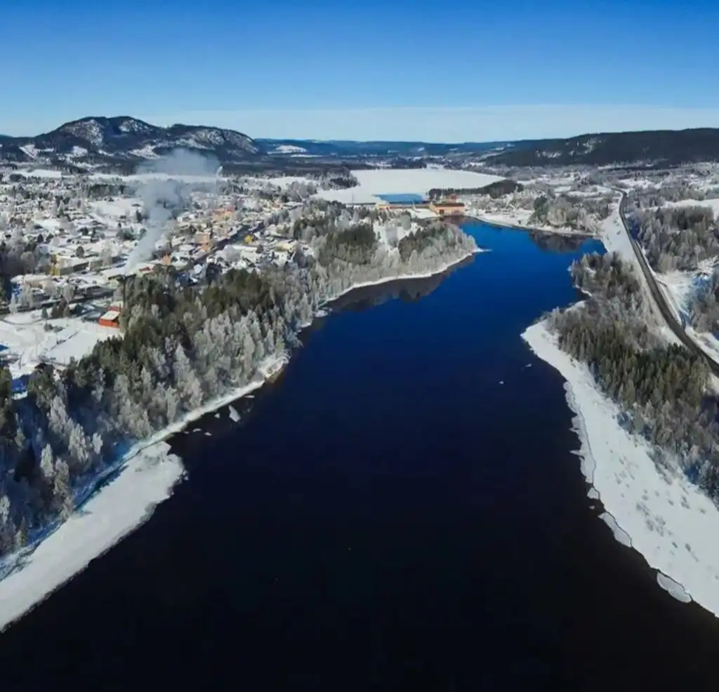 Fluss und Winterlandschaft in der Region Hammarstrand – Natur in Jämtland