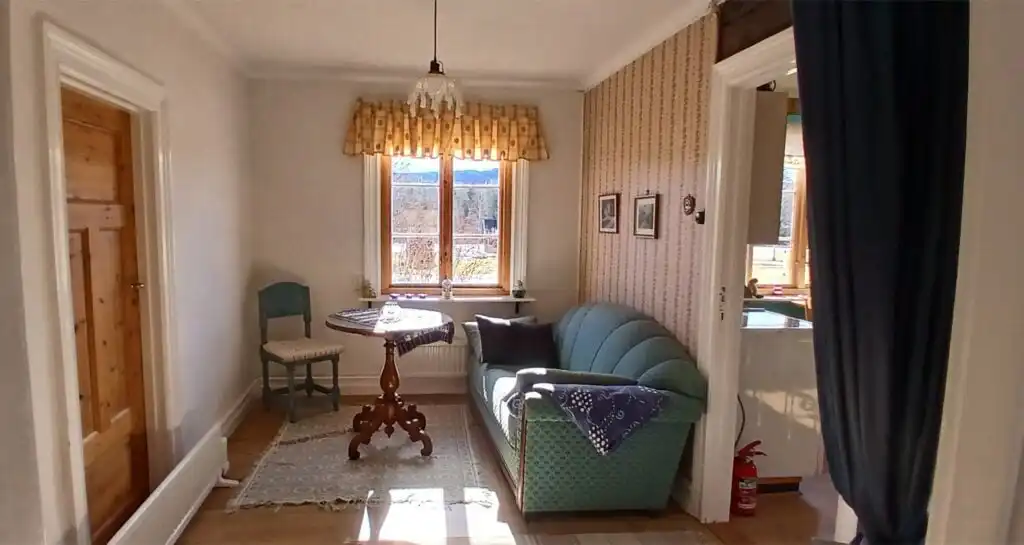 Wohnzimmer im Ferienhaus Hus Hammarstrand – gemütlicher Wohnraum im traditionellen Schwedenhaus
