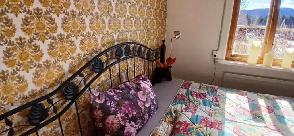 Schlafzimmer im Ferienhaus Hus Hammarstrand – rustikales Schlafzimmer im Landhausstil