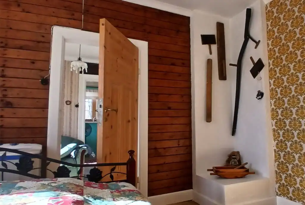 Schlafzimmer mit Holzwänden im Ferienhaus Hus Hammarstrand – typisch skandinavisches Schlafzimmer